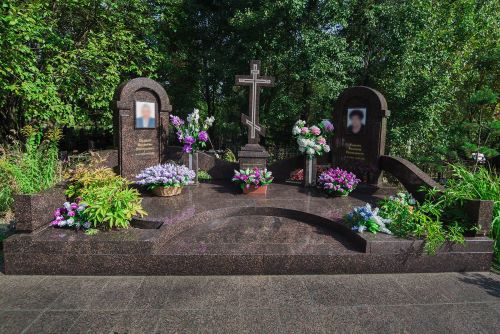 Памятники из лабрадорита