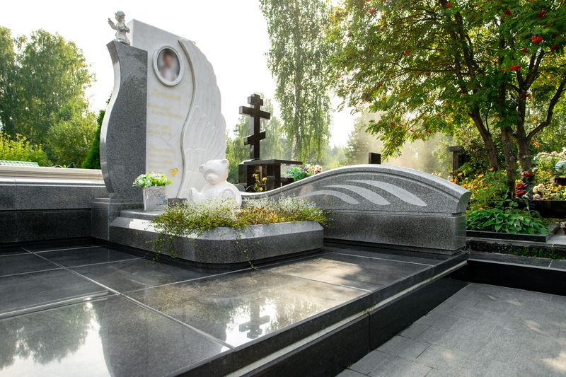 Необычный памятник детский